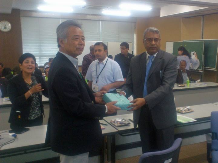 Jica中国 開講式 三浦房紀山口大学副学長と研修員代表の地方自治農村開発協同組合省地方政府局長シャムス ウッディン アハメド Facebook