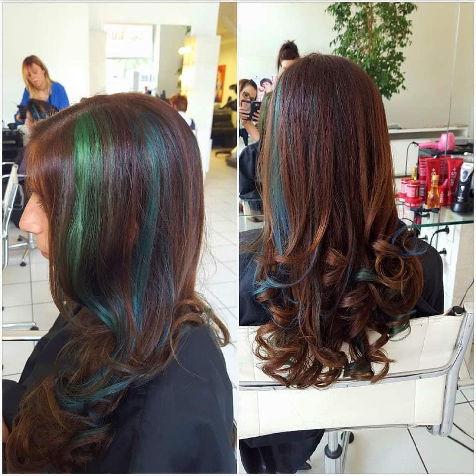 Mèches Bleues Sur Cheveux Châtains