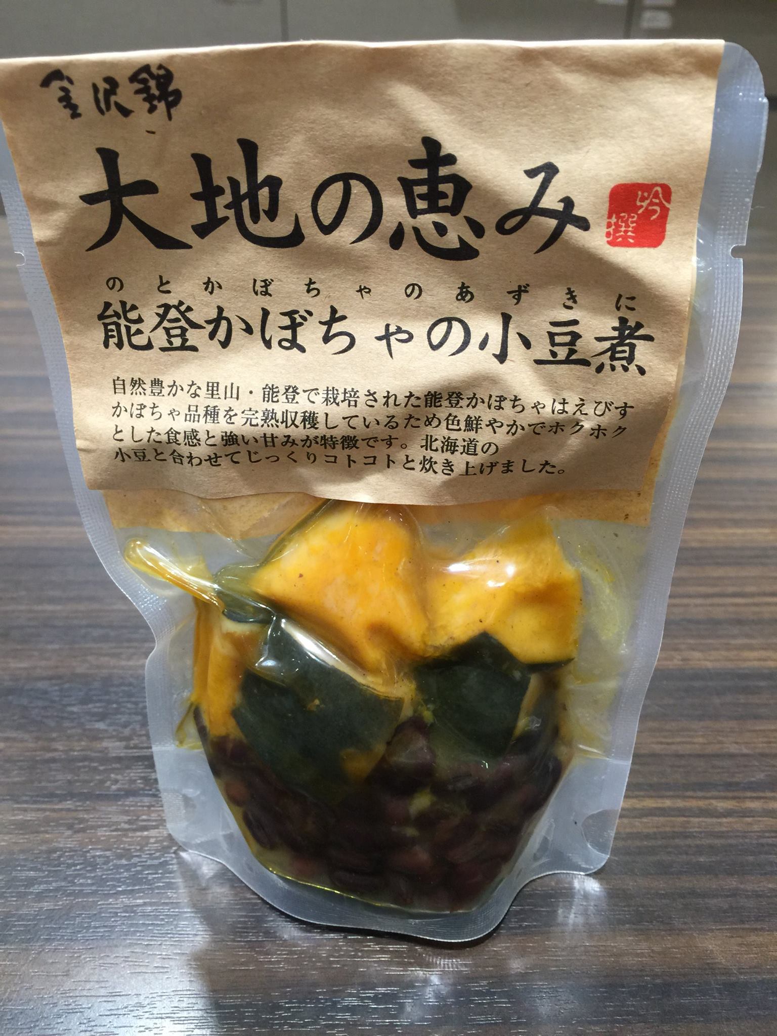 石川のこだわりショップ かがやき屋本店 今回は金沢錦さんの 能登かぼちゃの小豆煮 です 今が旬のかぼちゃを使った商品の紹介です 奥能登の豊かな自然の恵みを吸収しながら育ったえびすかぼちゃ品種の 能登かぼちゃ そのかぼちゃを完熟の状態で収穫している