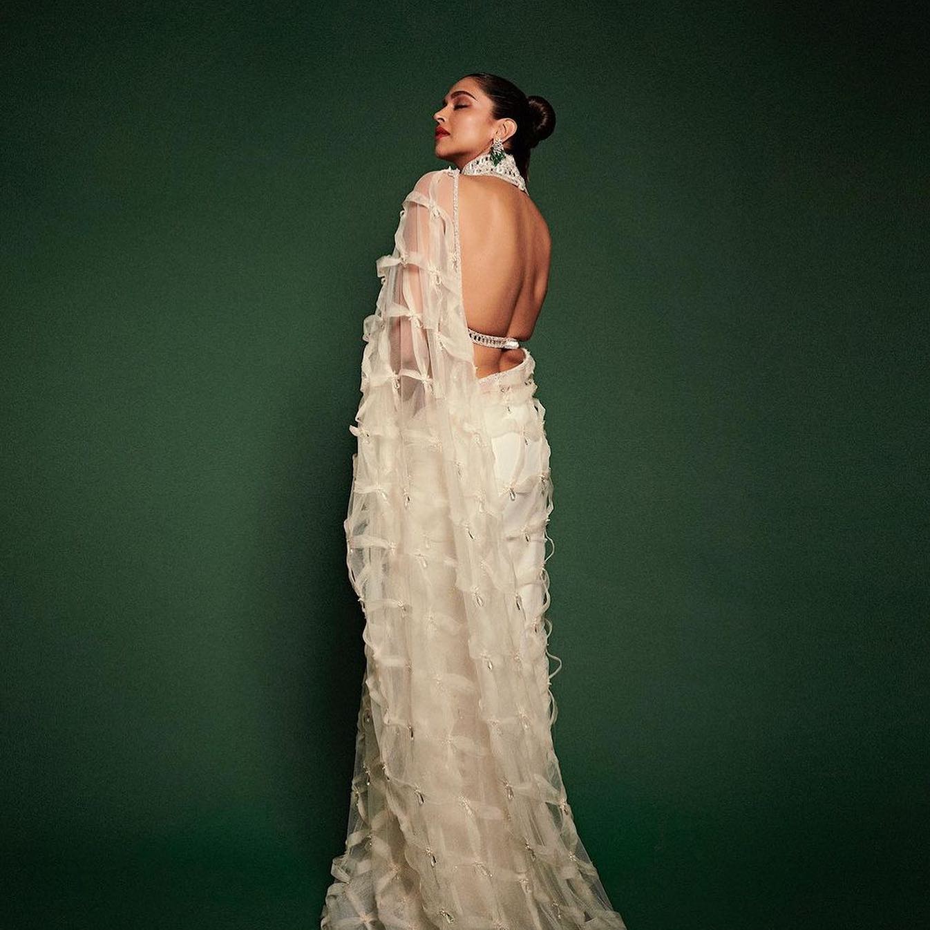 deepika padukone golden dress DeepikaPadukone impressed fans with her stunning look in a vday