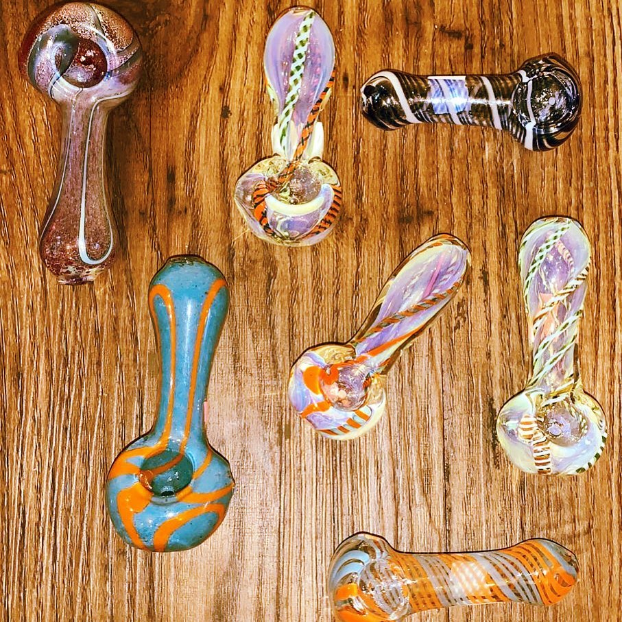 Gran variedad en pipas! Ven a... - White Rabbit Smoke Shop