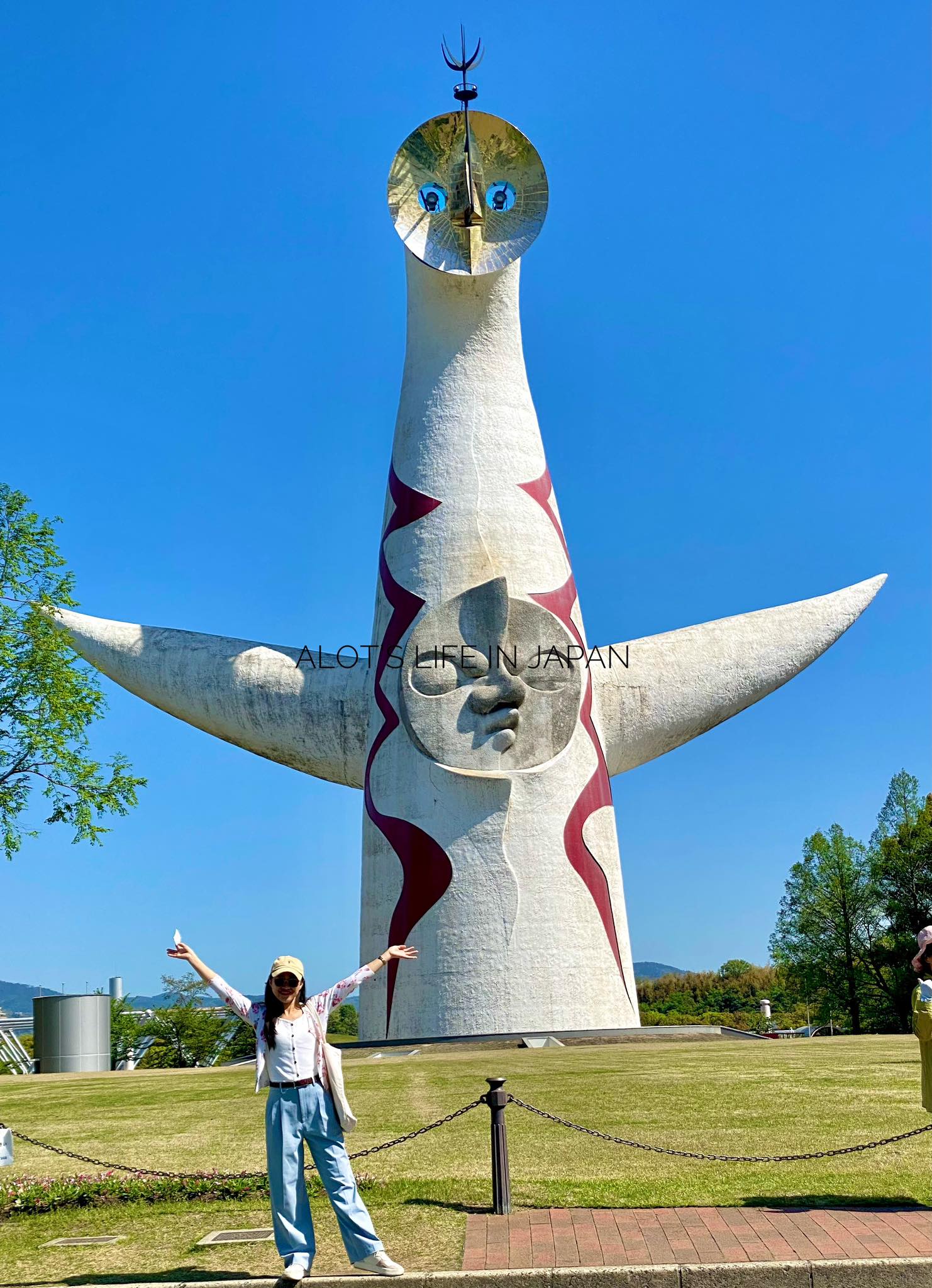 The image shows the Tower of the Sun (太陽の塔, Taiyō no Tō), a