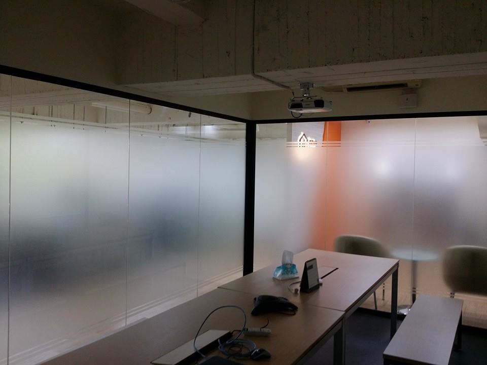 酷鴨coolart窗貼本舖 霧面玻璃貼r117 辦公室玻璃隔間窗貼施工 台北市大安區敦化南路 Facebook