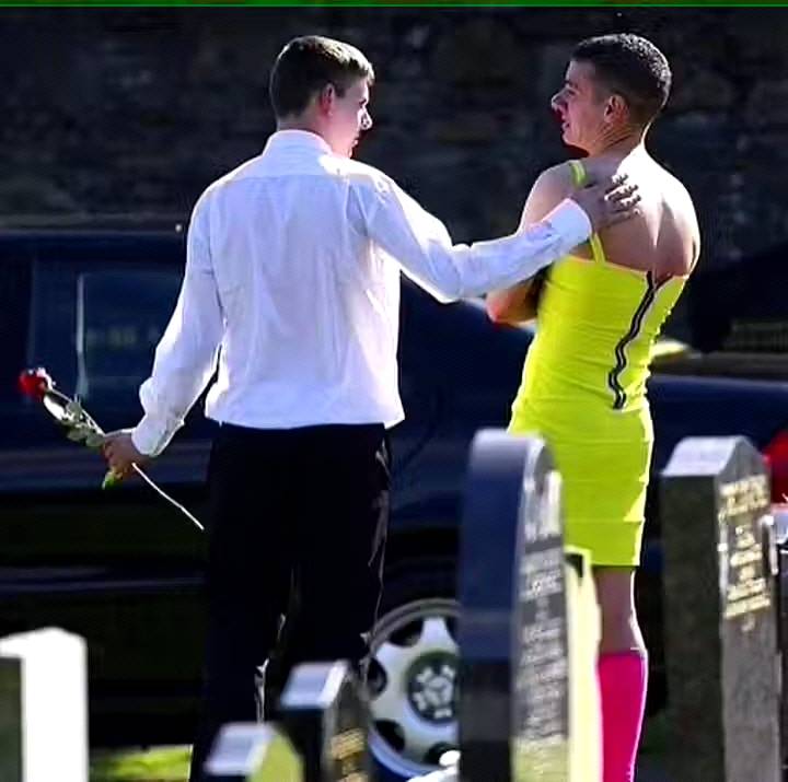 man wears green dress to funeral lime friend's Sleeve Style_Balloon Sleeves