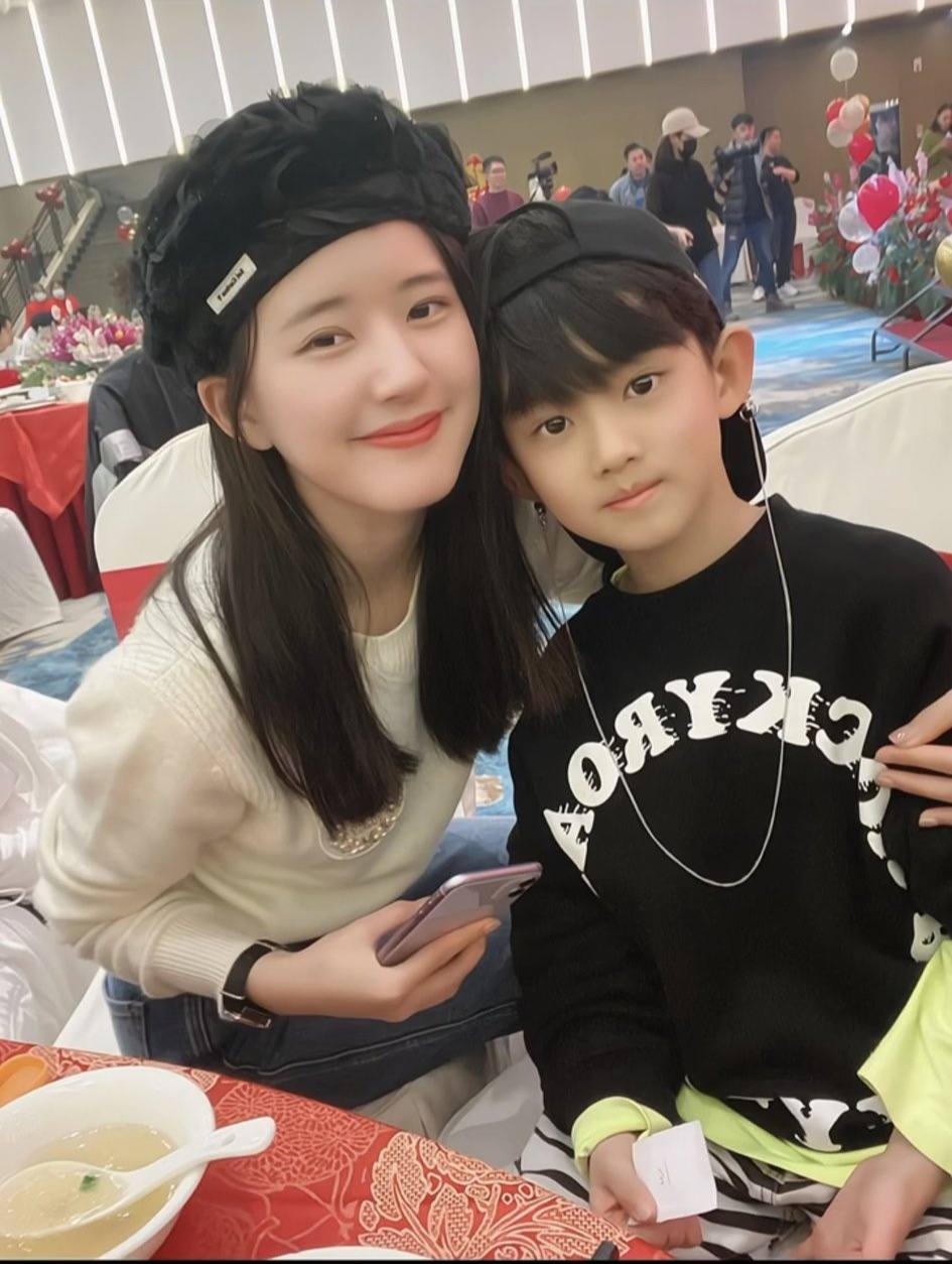 Zhao Lusi 赵露思 - They really do look like siblings 🐰🐰 Zhao... | Facebook