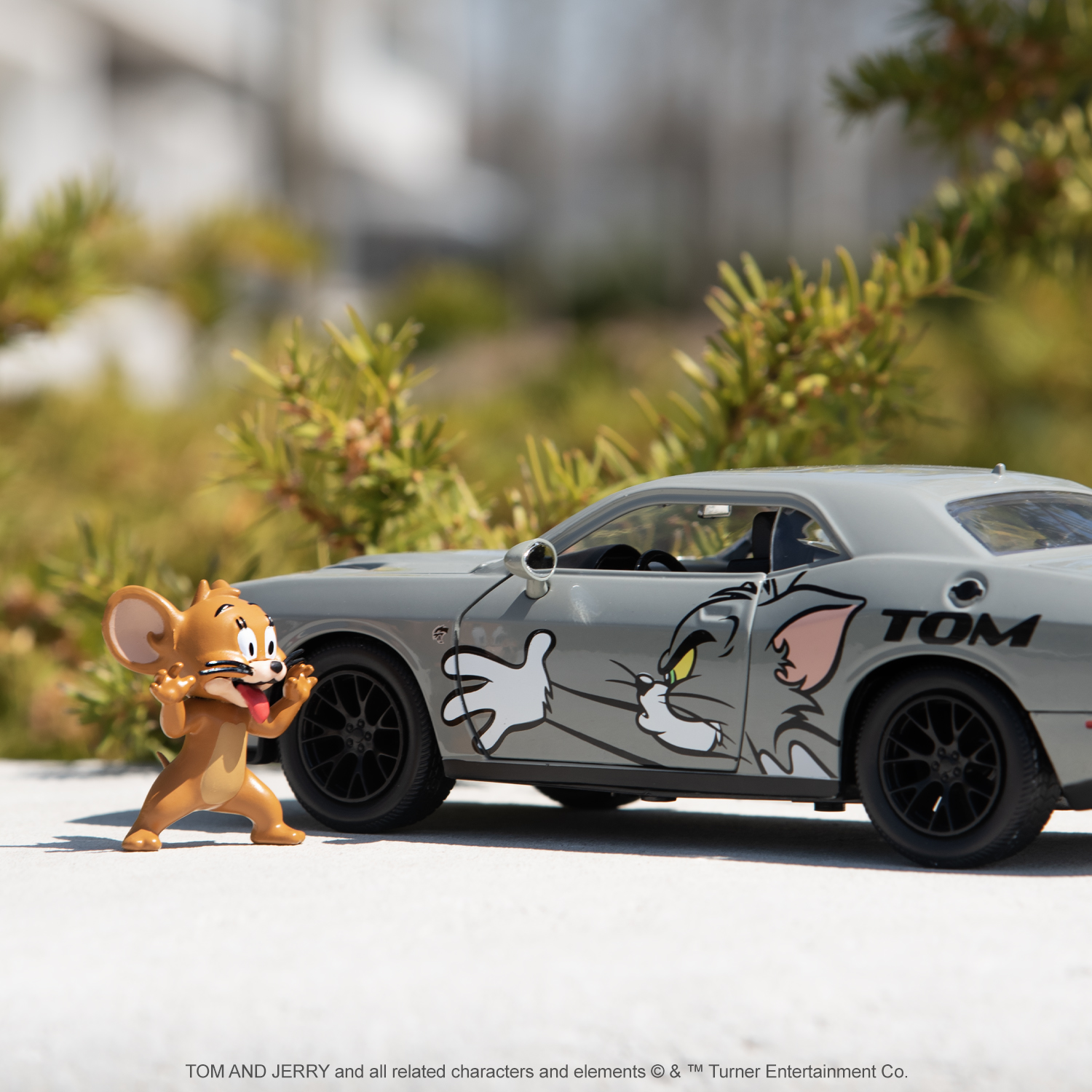 Jerry has the perfect getaway car from Tom in this 1:24 scale 2015