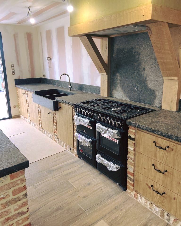 Keuken in Belgische blauwe hardsteen, met handgekapte rand & massieve ...