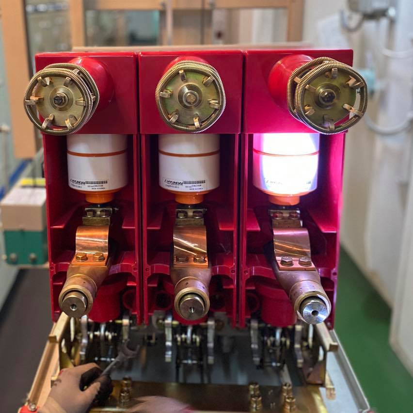 Leckyjake - HOW TO RACK OUT VACUUM CIRCUIT BREAKER of a... | Facebook