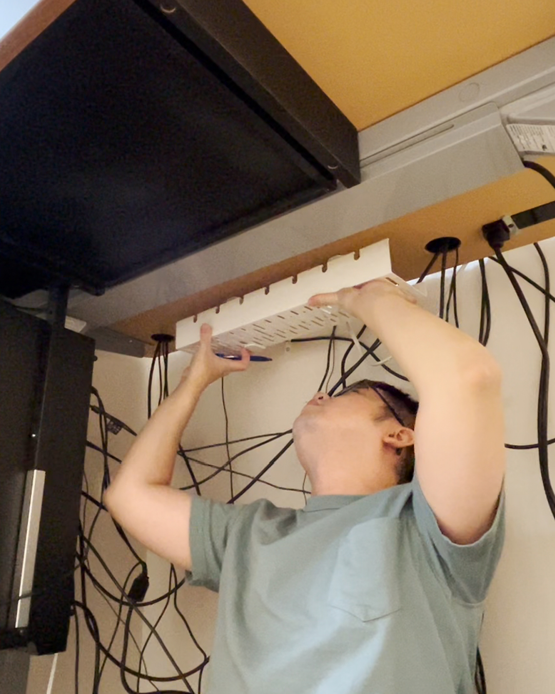 Sky玩到翻掉-Live - 上次自費買一張B牌的升降桌，結果沒有理線盒，原本想說用完要來介紹，但桌面實在太亂，整個量...