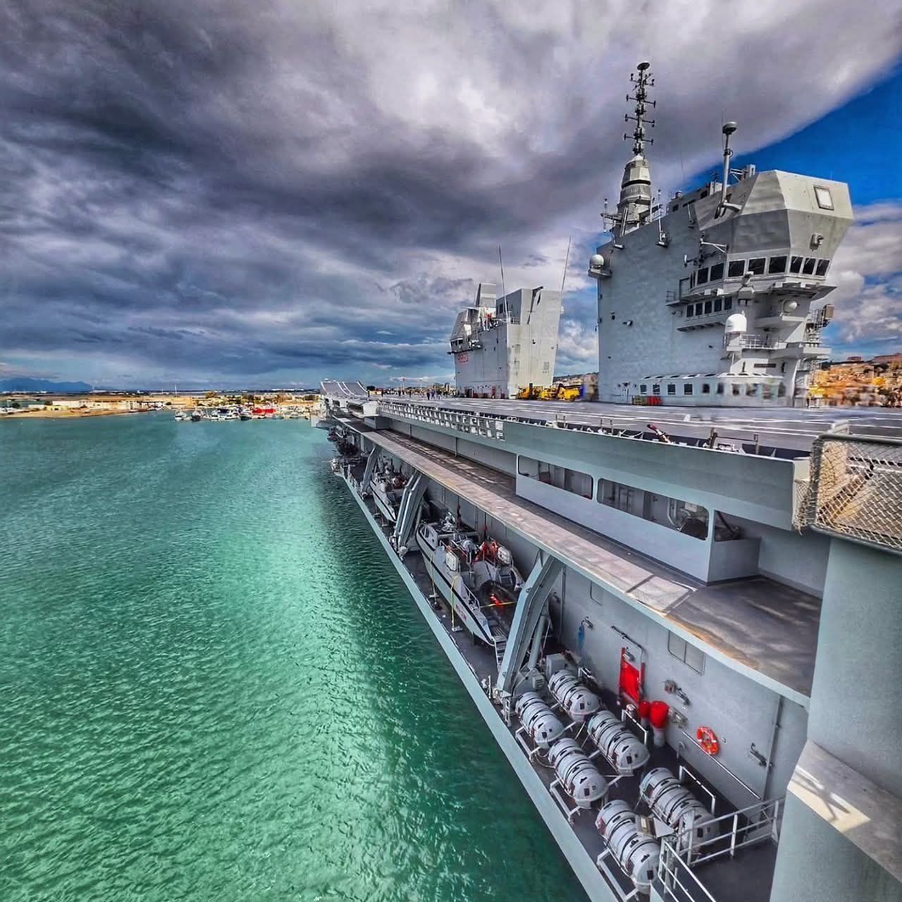 Navi - Nave Trieste L9890 ⭐Fulge Super Mare⭐ #NaviMilitariItaliane 🇮🇹 # ...