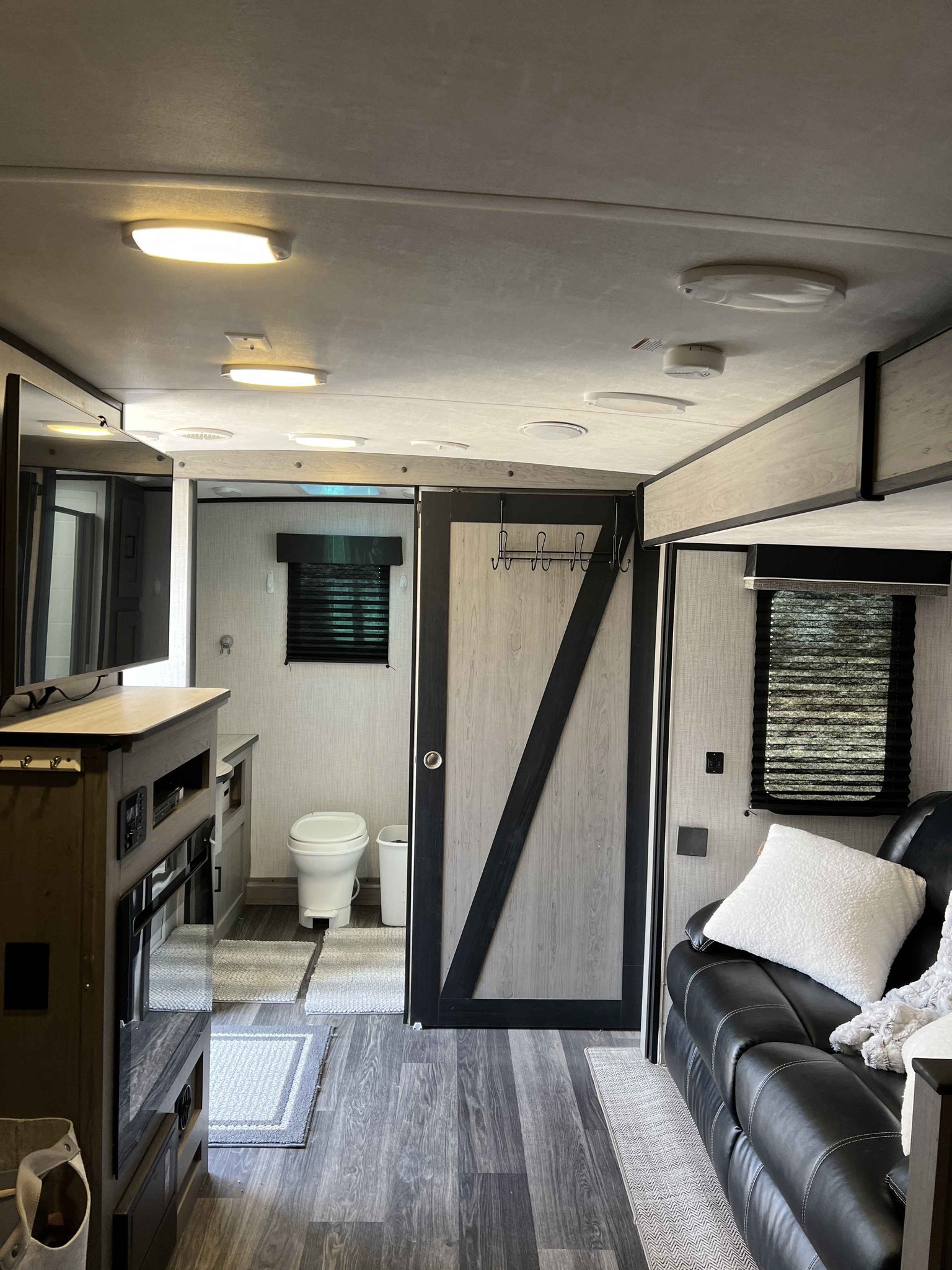 Lightly used Luxury: 2021 Mallard M31 - Ready for Snowbirds - RVs ...
