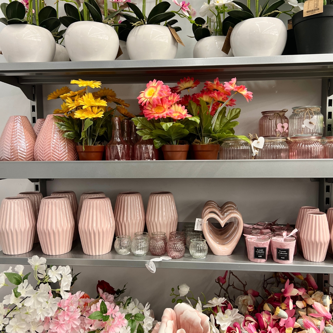Der Frühling zieht in unsere Filialen ein 🌸❤ Seid ihr schon bereit für ein Deko-Update? Wenn ja, dann kommt direkt bei uns vorbei und lasst euch verzaubern von frischen Farben und zarten