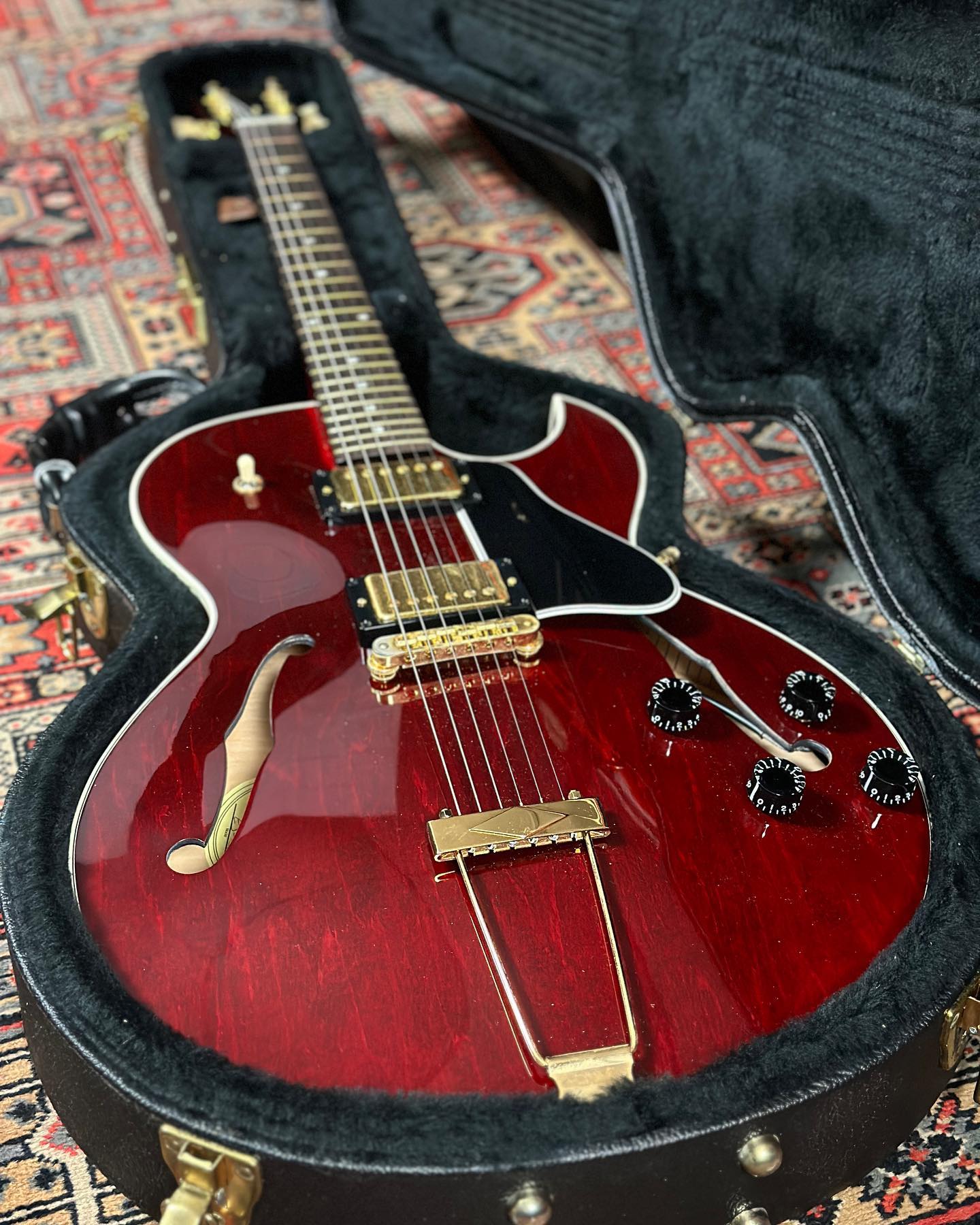 2001 Gibson ES-135 limited edition guitar with dual humbuckers
