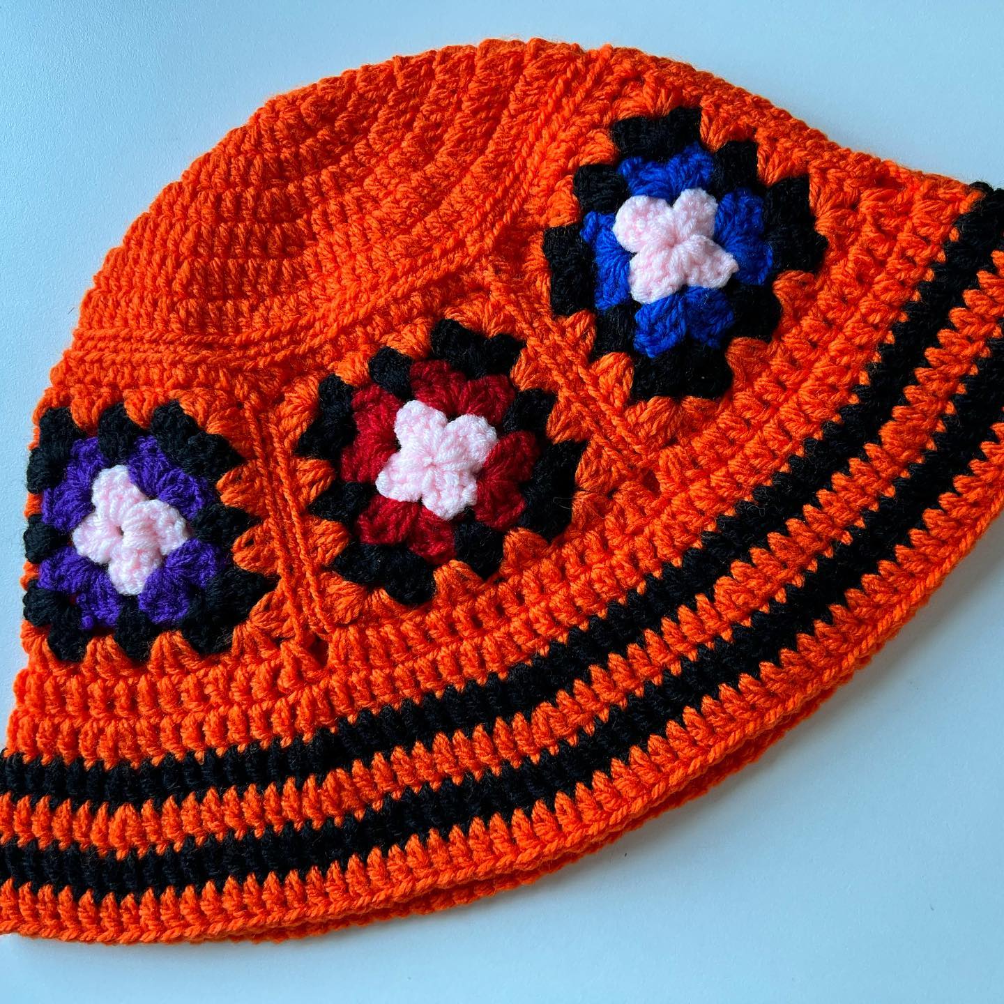 AC Crochets - Crochet granny square bucket hat tutorial...