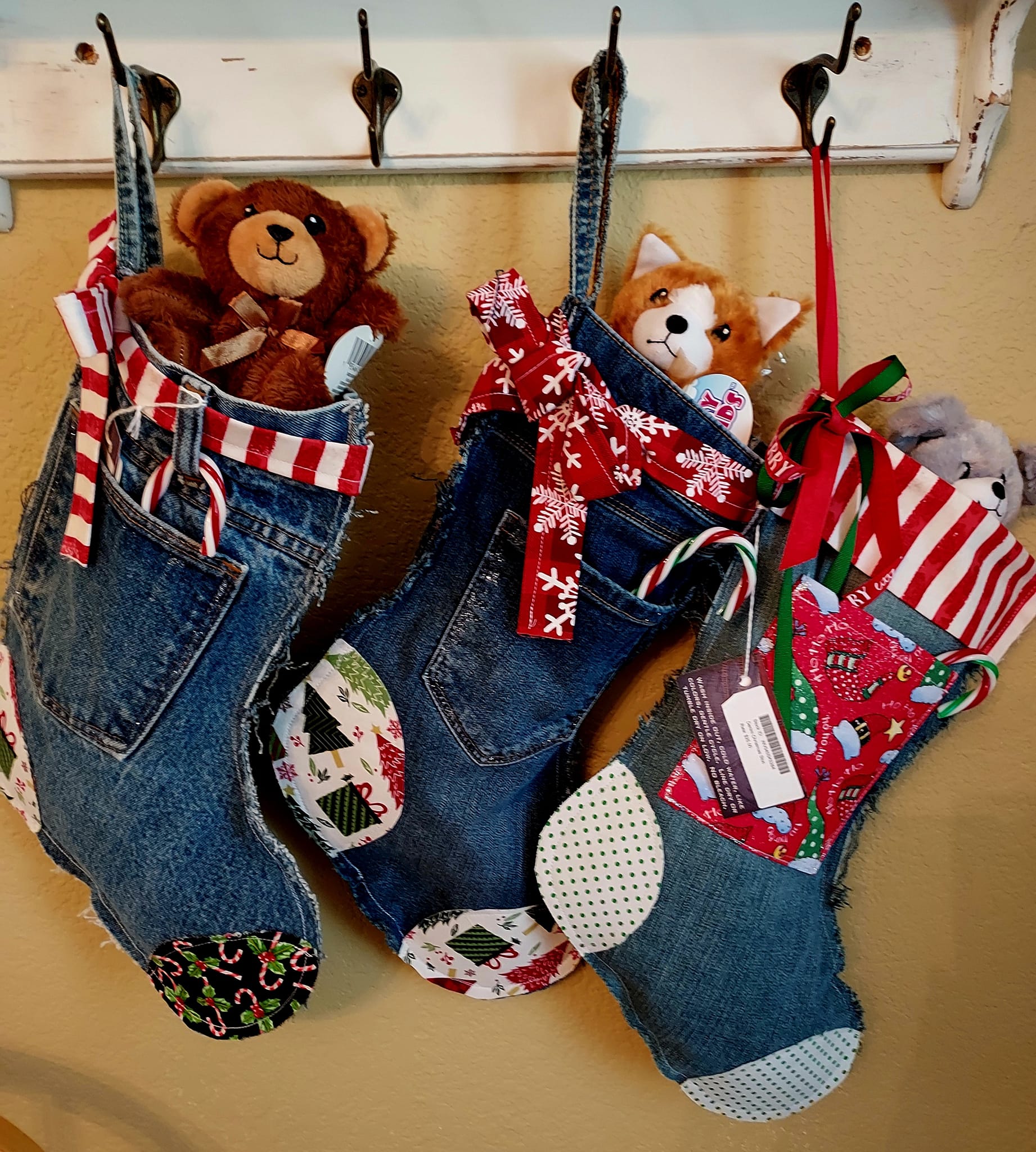 ?♻️ DIY Upcycled Denim Christmas Stockings 1. Cut stocking 