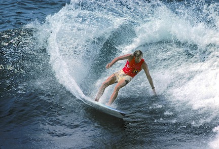 Simon Anderson surfing on his thruster in 1981