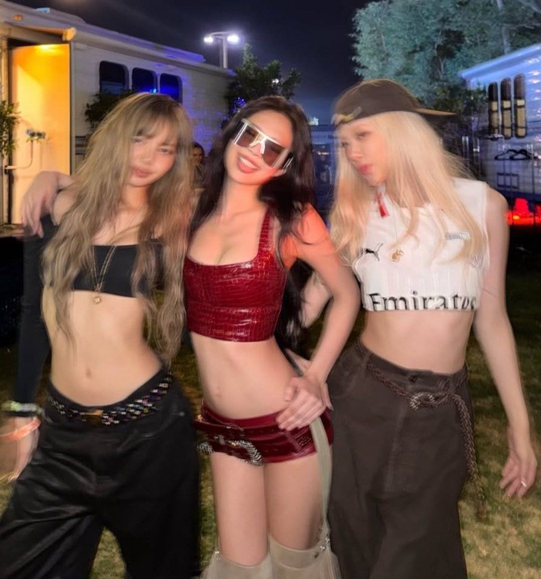 📸 #BLACKPINK's LISA, JENNIE and ROSÉ serving looks in new photo