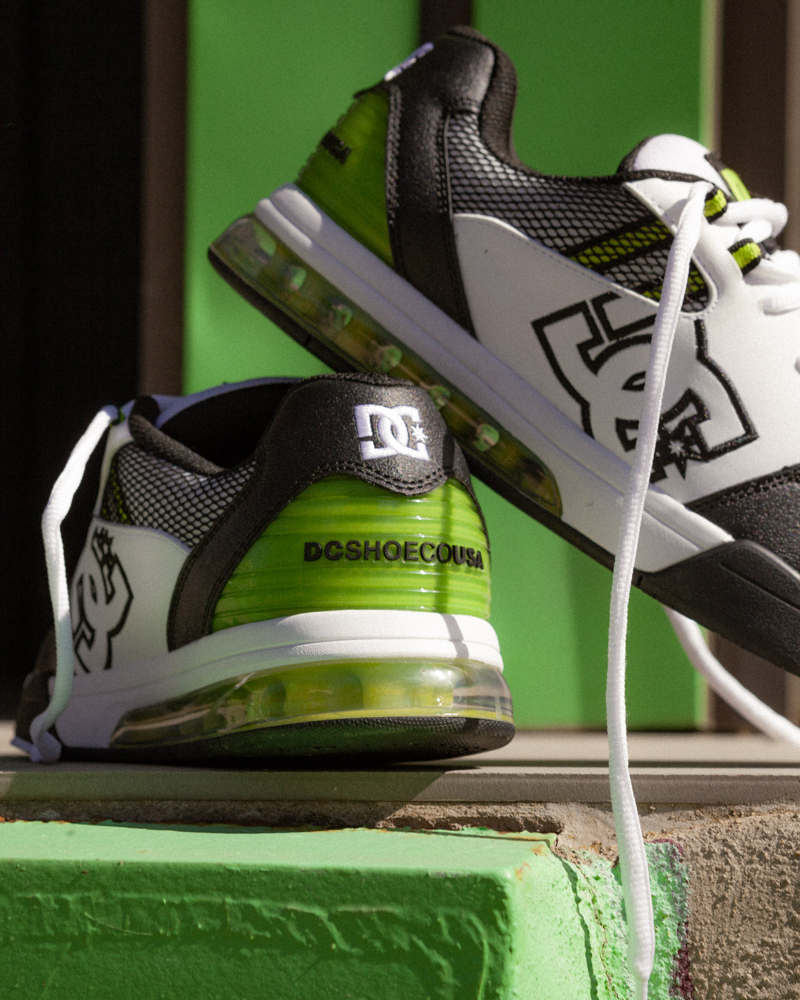 DC Shoes bring that early 2000s flair. The DC Versatile skate 