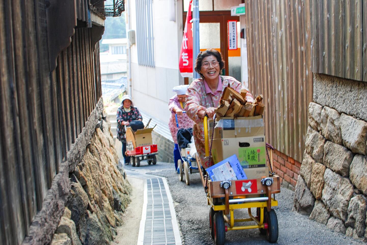 物語を届けるしごと - Onba Factory at Ogijima island...