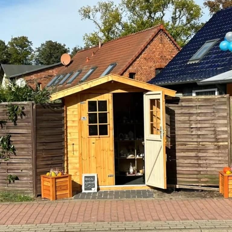 In Ganzlin, Röbeler Straße 51 steht meine kleine Deko-Stube. Es ist täglich ab 8 Uhr geöffnet. Kommt gerne stöbern. Ich biete personalisierte, ua. lasergravierte Artikel (Holz, Schiefer, Kugelschreiber, T-Shirts.... uvm) an. Bestellungen