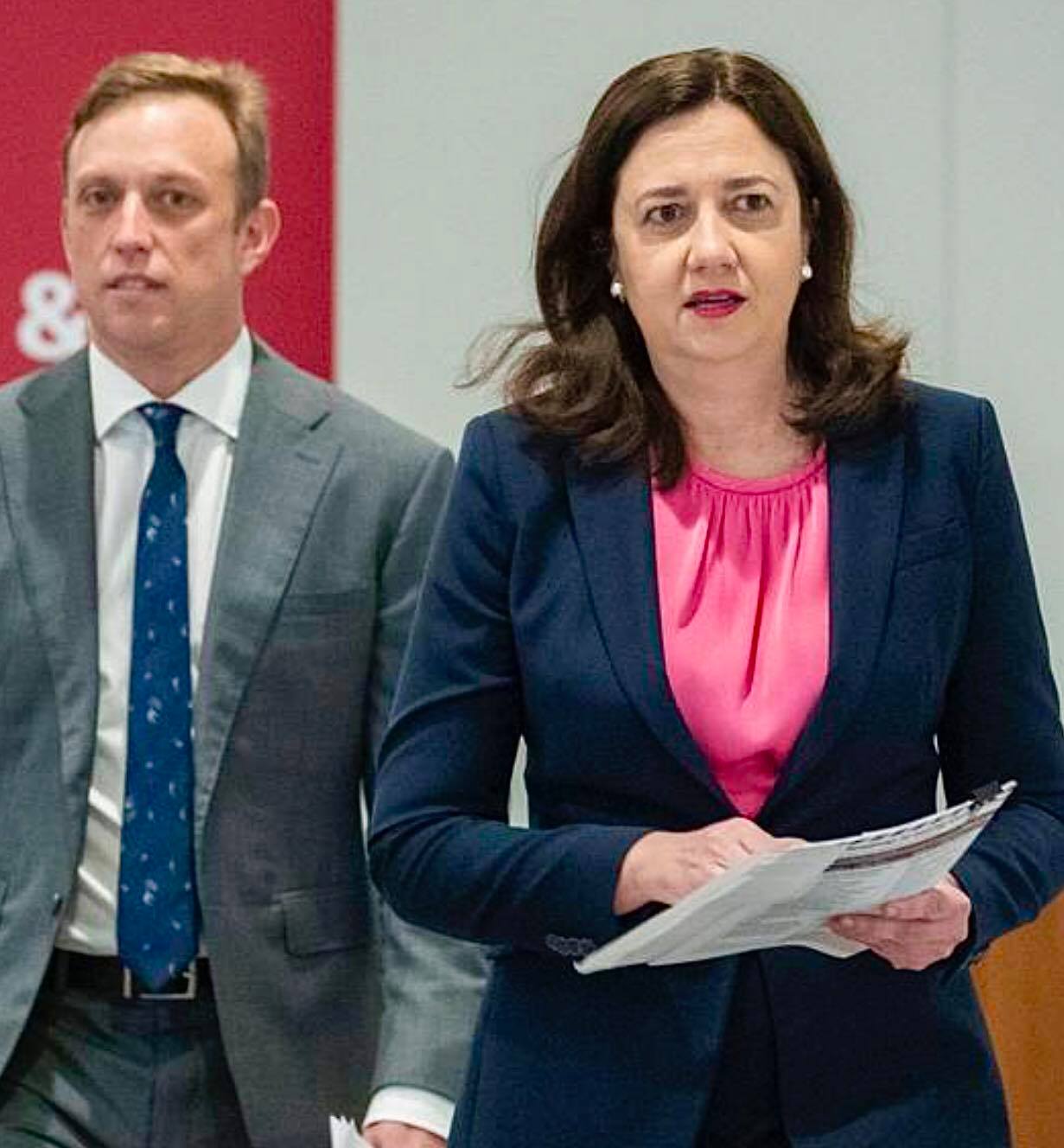 Min Australia من أستراليا رئيسة وزراء ولاية كوينزلاند اليوم Queensland الاصابات لدينا اليوم 3 حالات اصابة واحدة من فنادق العزل الطبي للعائدين من الخارج اصابات 2 قادمة إلينا بالتحديد من سيدني