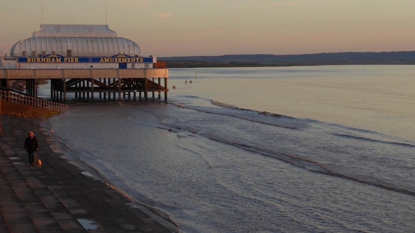 Burnham-On-Sea.com - The tide rolling in last night in Burnham on a ...