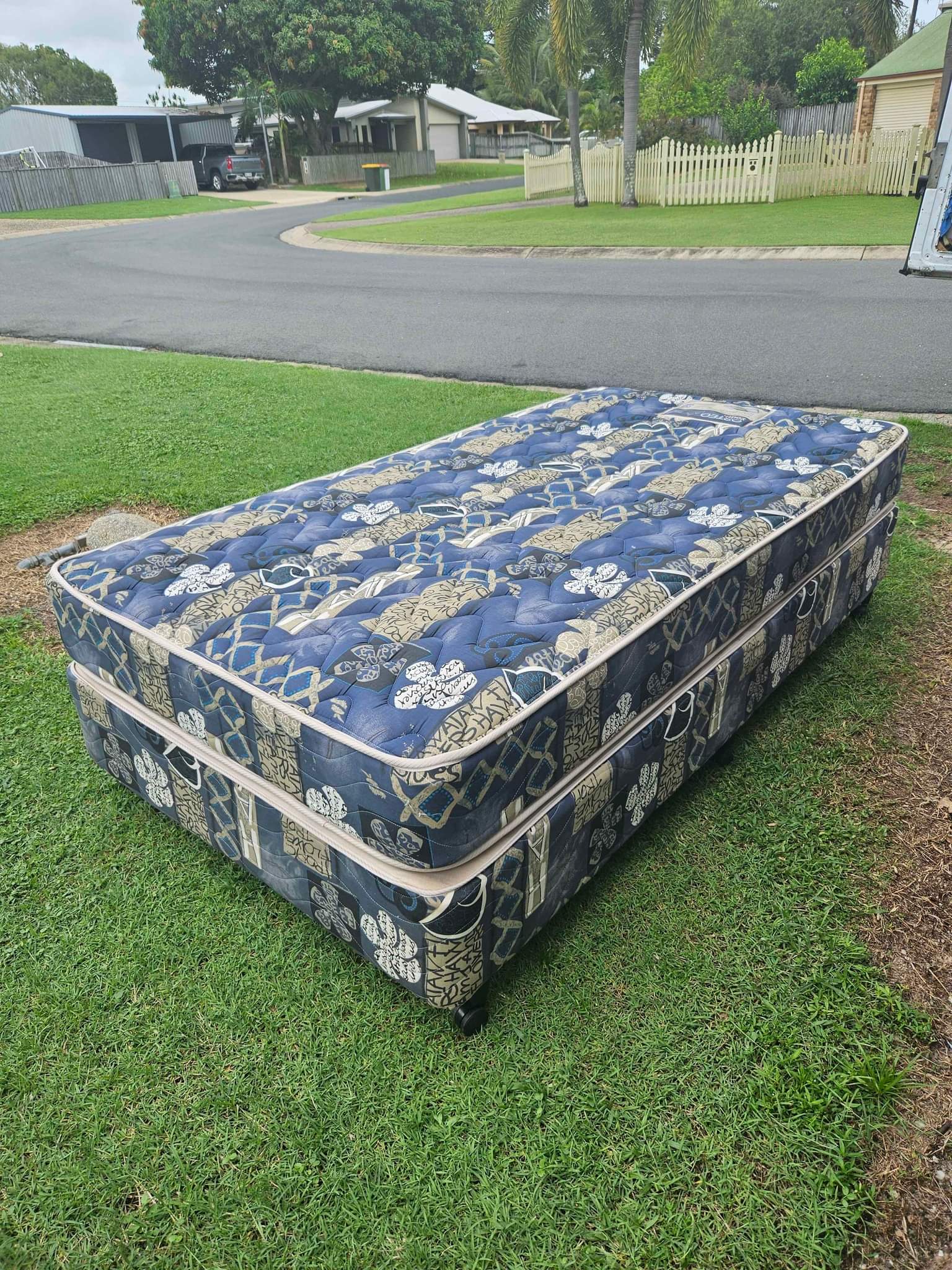 King single ensemble on casters - Mattresses - Mackay, Queensland ...