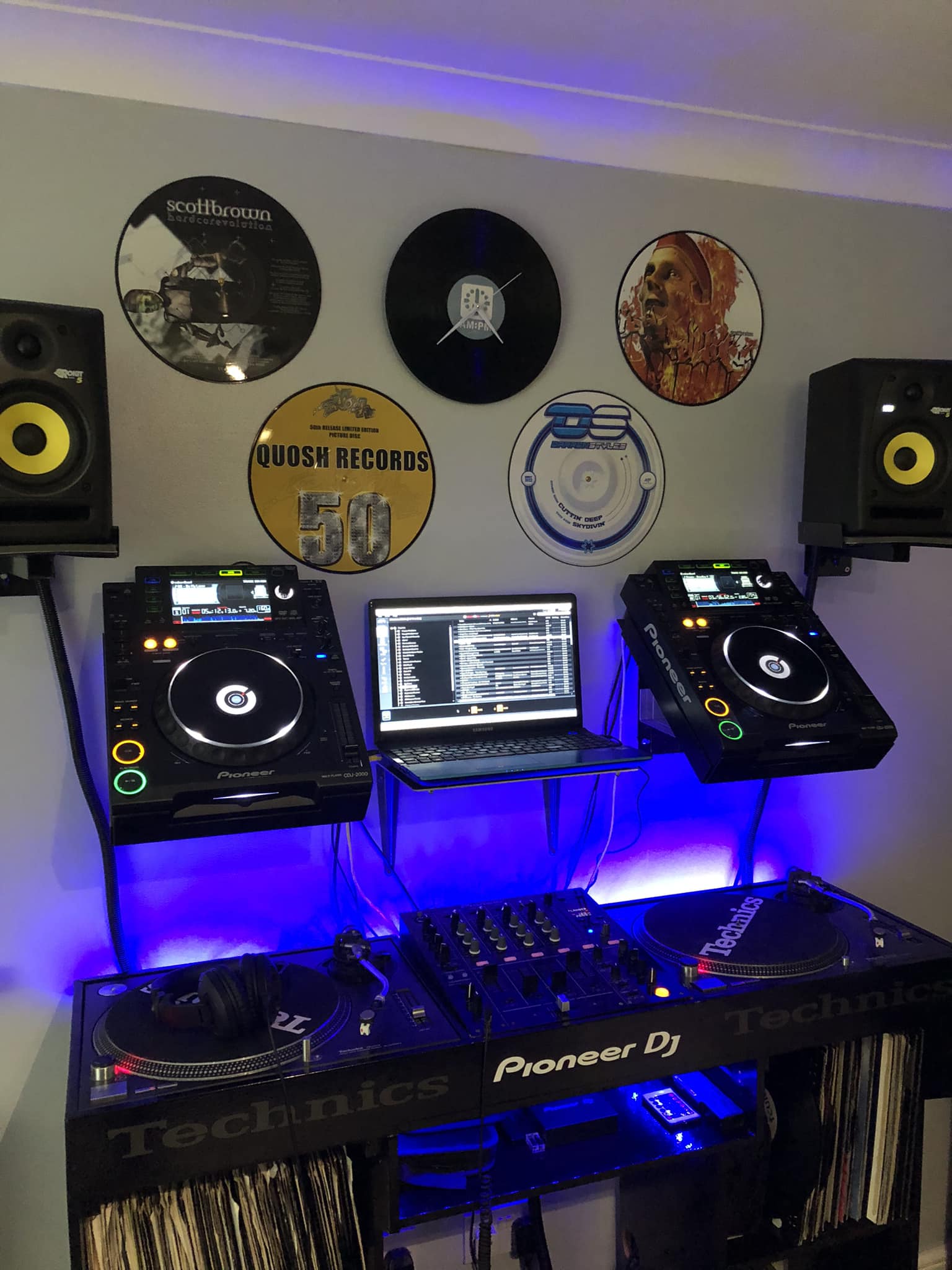 My set up : 2x Technics 1210 MK2 Pioneer XDJ-XZ Yamaha HS7