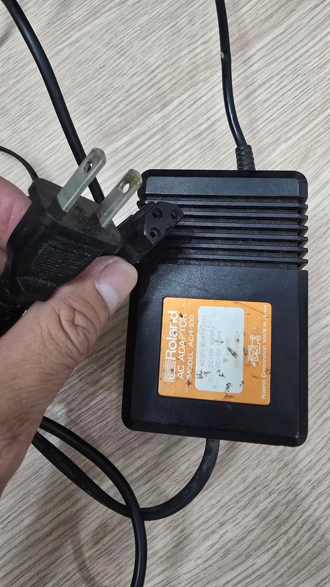 What power supply is suitable for the Roland R8 drum?