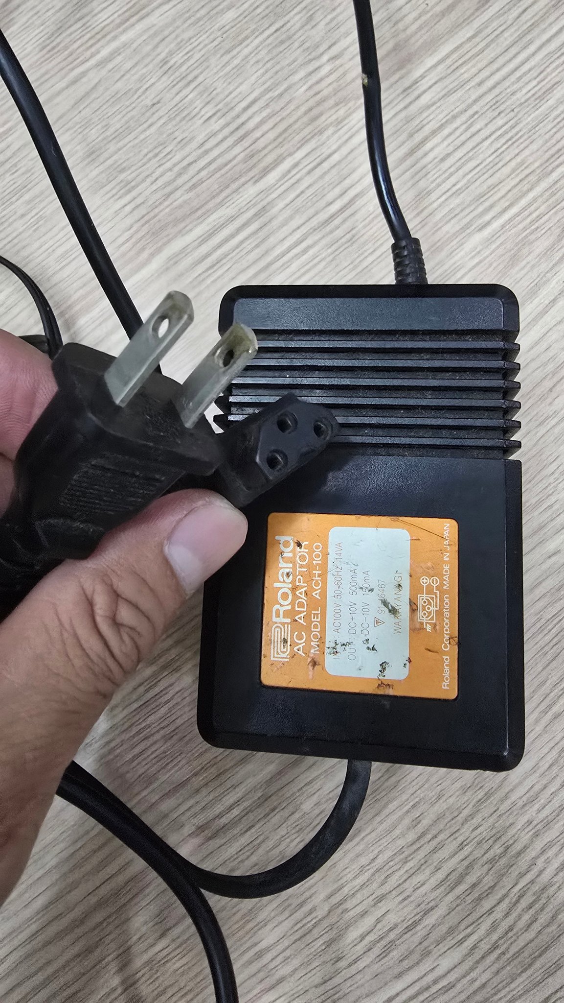 What power supply is suitable for the Roland R8 drum?