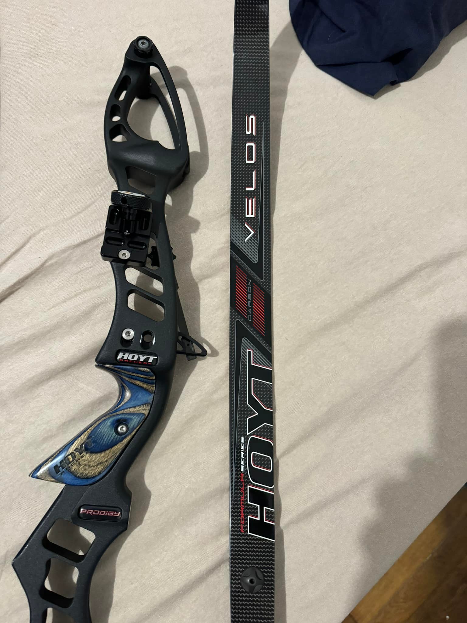 Bonjour Je tire avec une poignée Hoyt prodigy et des branches Hoyt 
