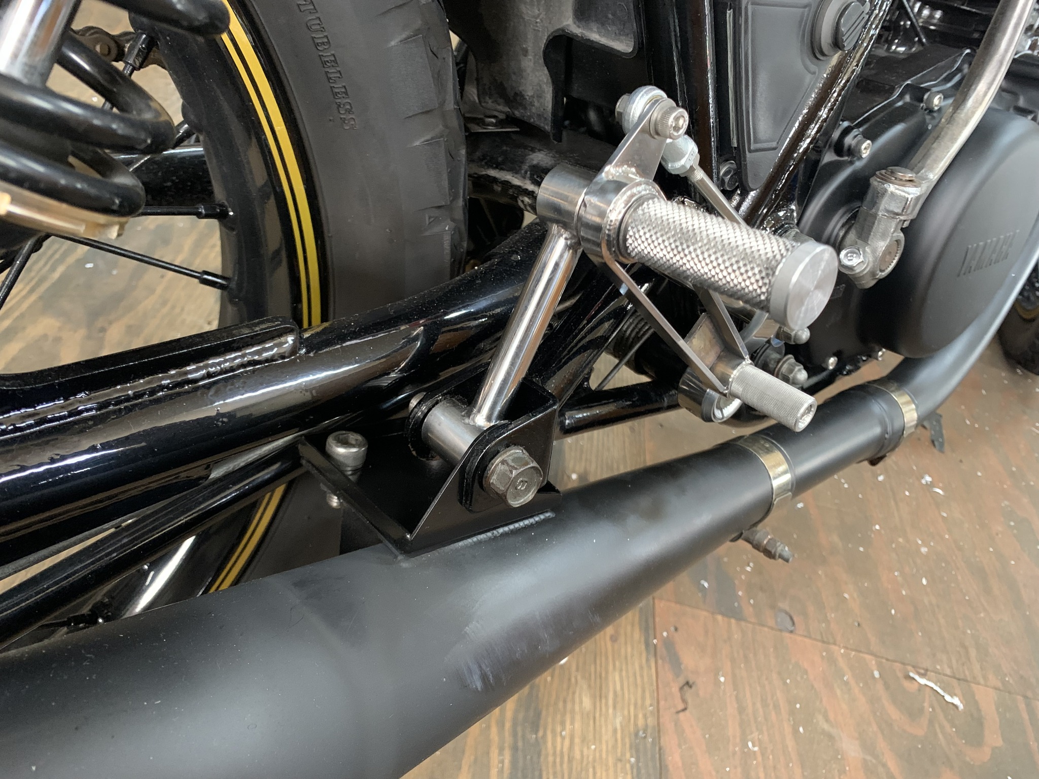 SR400用ペイトンプレイス製バックステップに対応できるマフラーステー