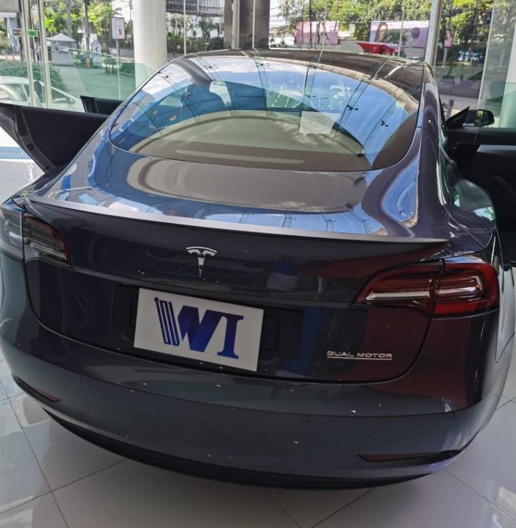 รถไฟฟ้า อีกรุ่น ที่หลาย ๆ คนอยากได้ จาก USA - Tesla Model 3 กับพรม สีดำ ...