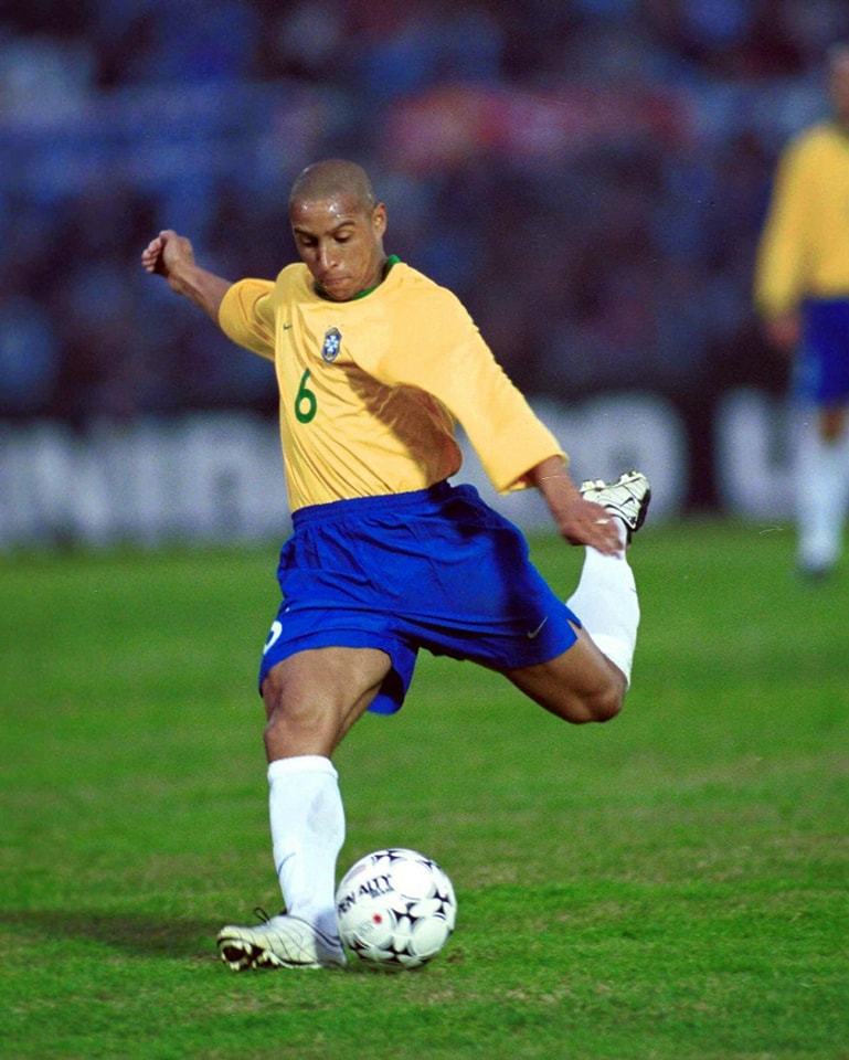Roberto Carlos poses with the União São João jersey, where he