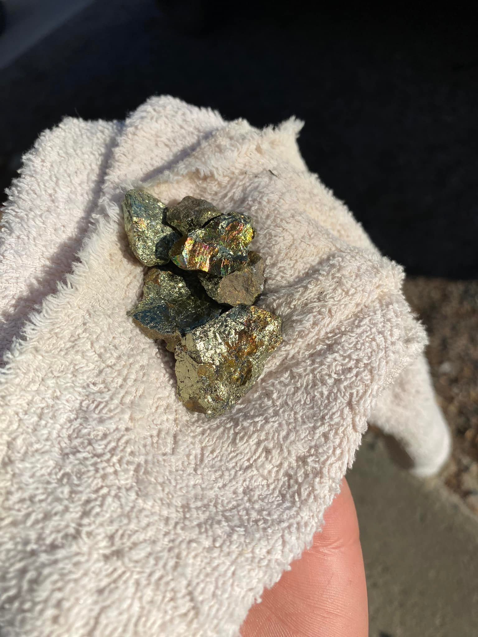What are gold rocks with colorful accents in New Mexico?