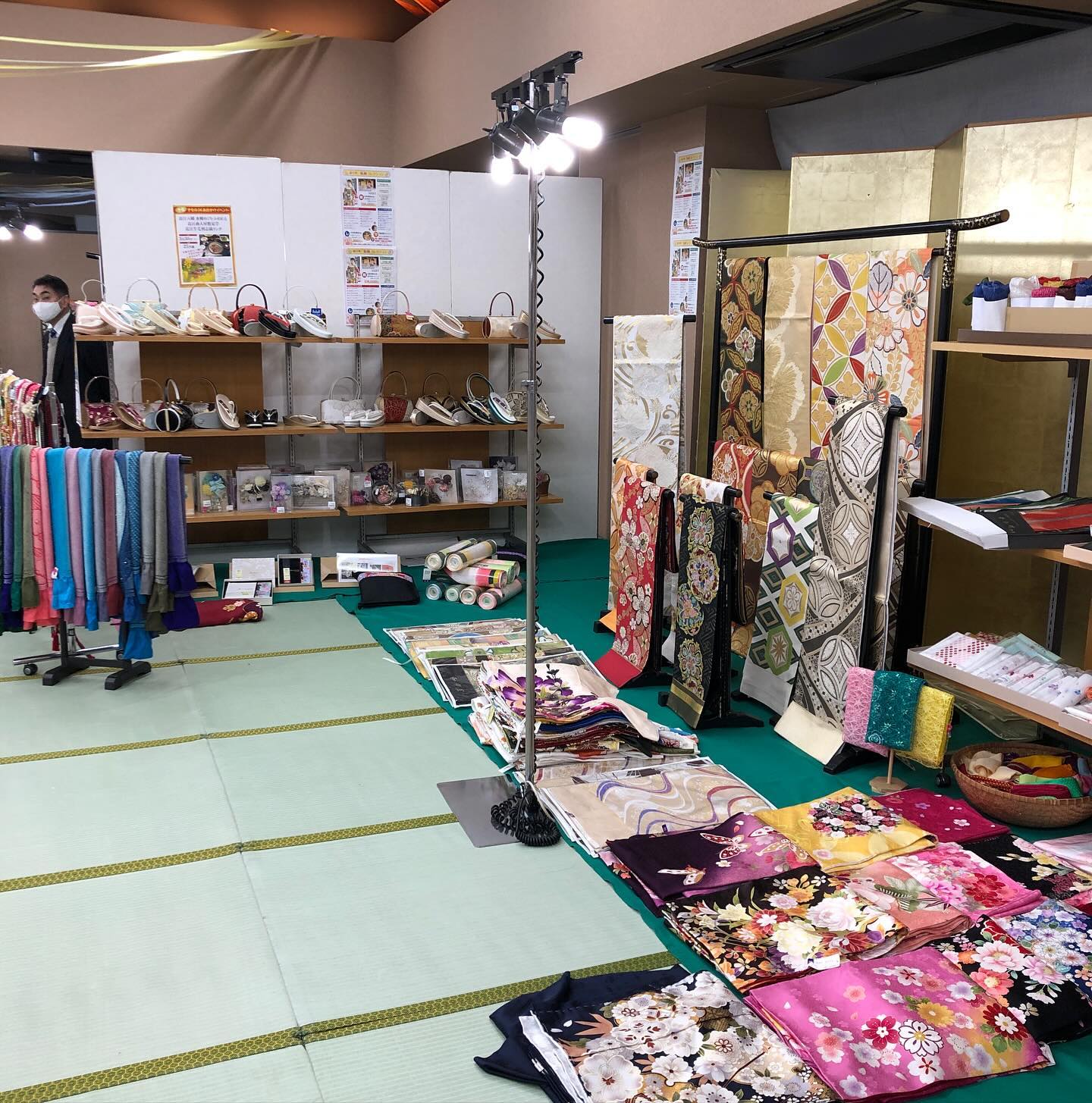 振袖コーナー 展示会期間中は 品揃えを増やして 人気アドバイザーが 