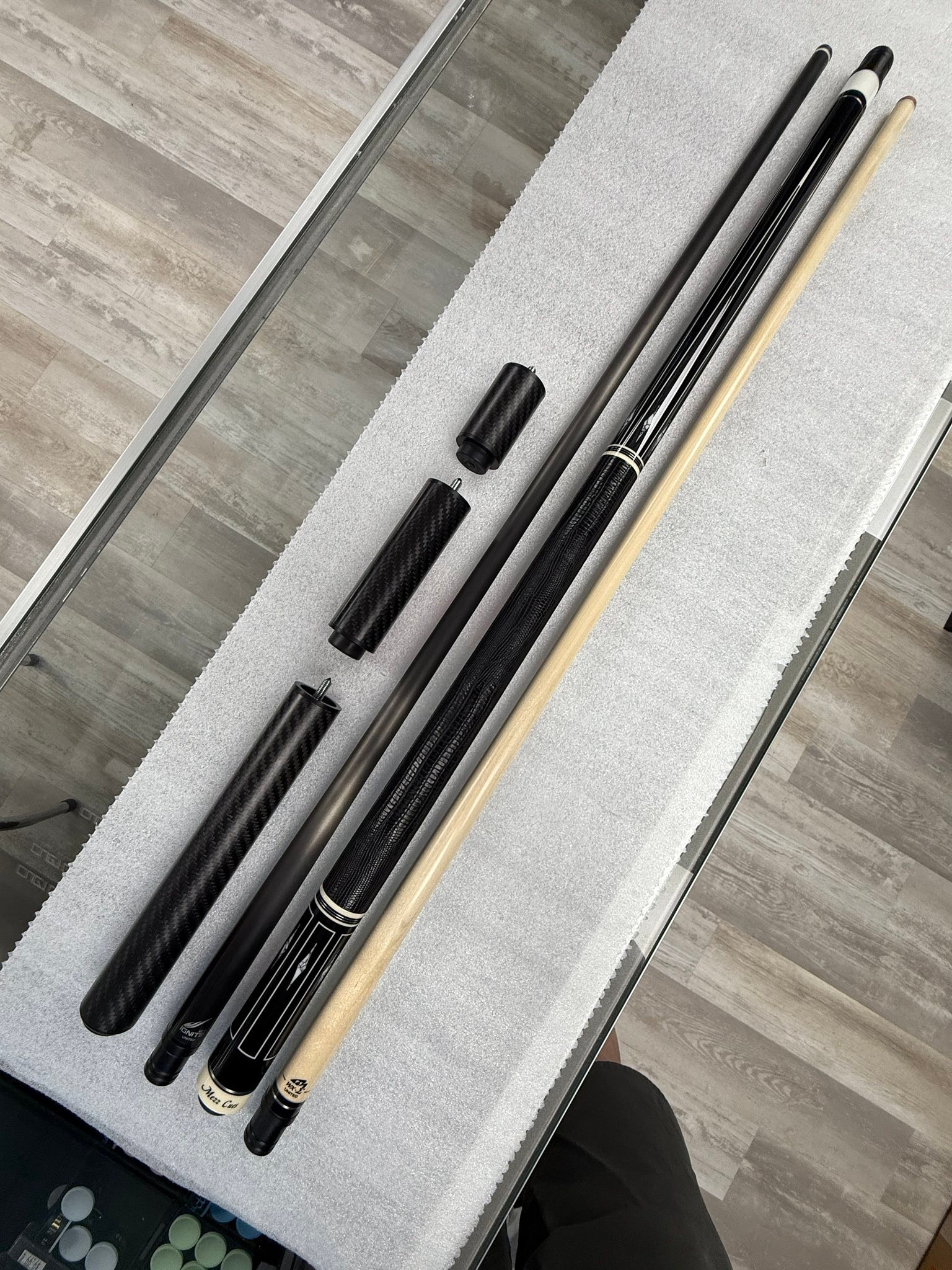 Mezz ASTR-233 cue for sale with 2 shafts and extension