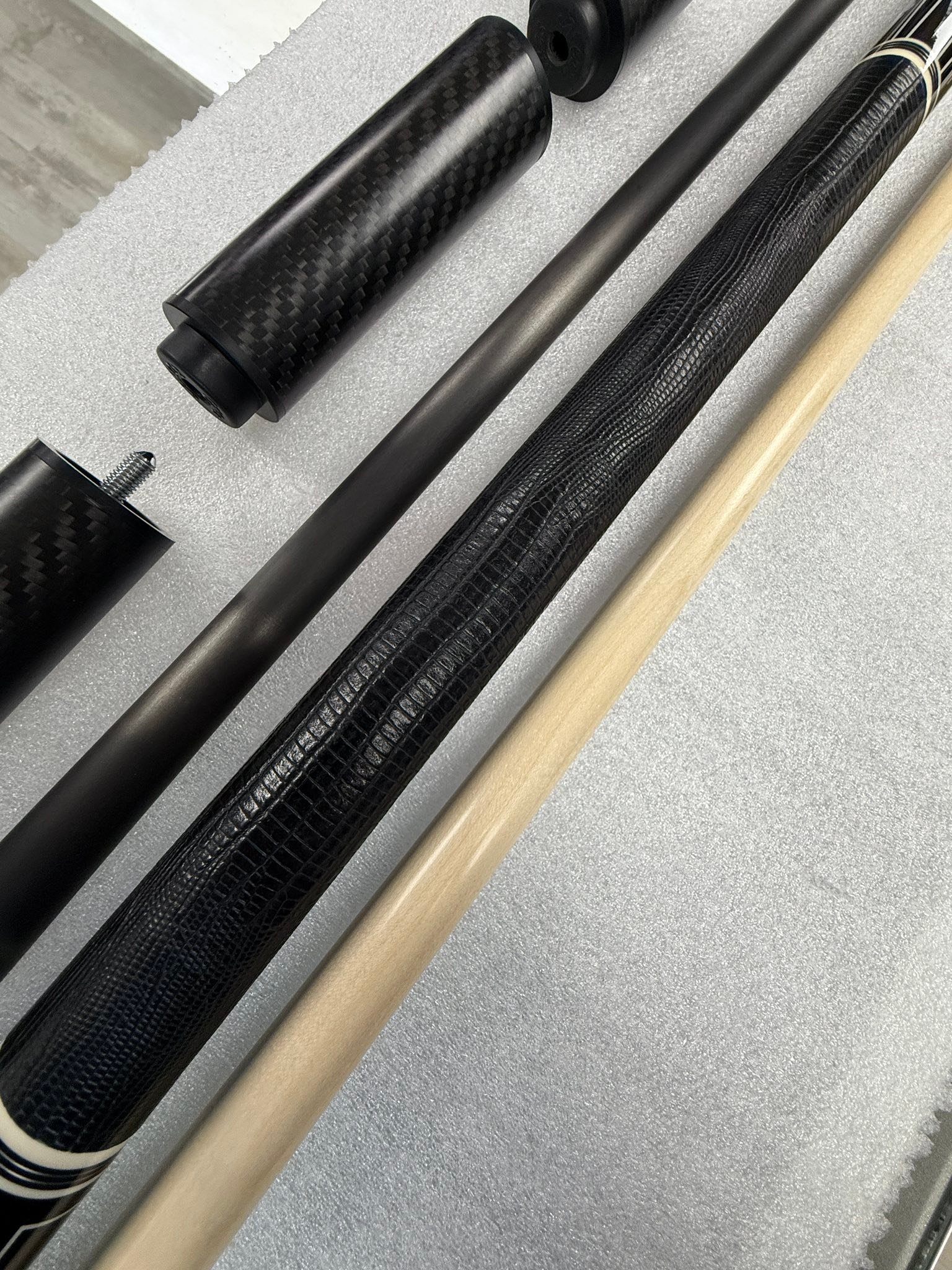 Mezz ASTR-233 cue for sale with 2 shafts and extension
