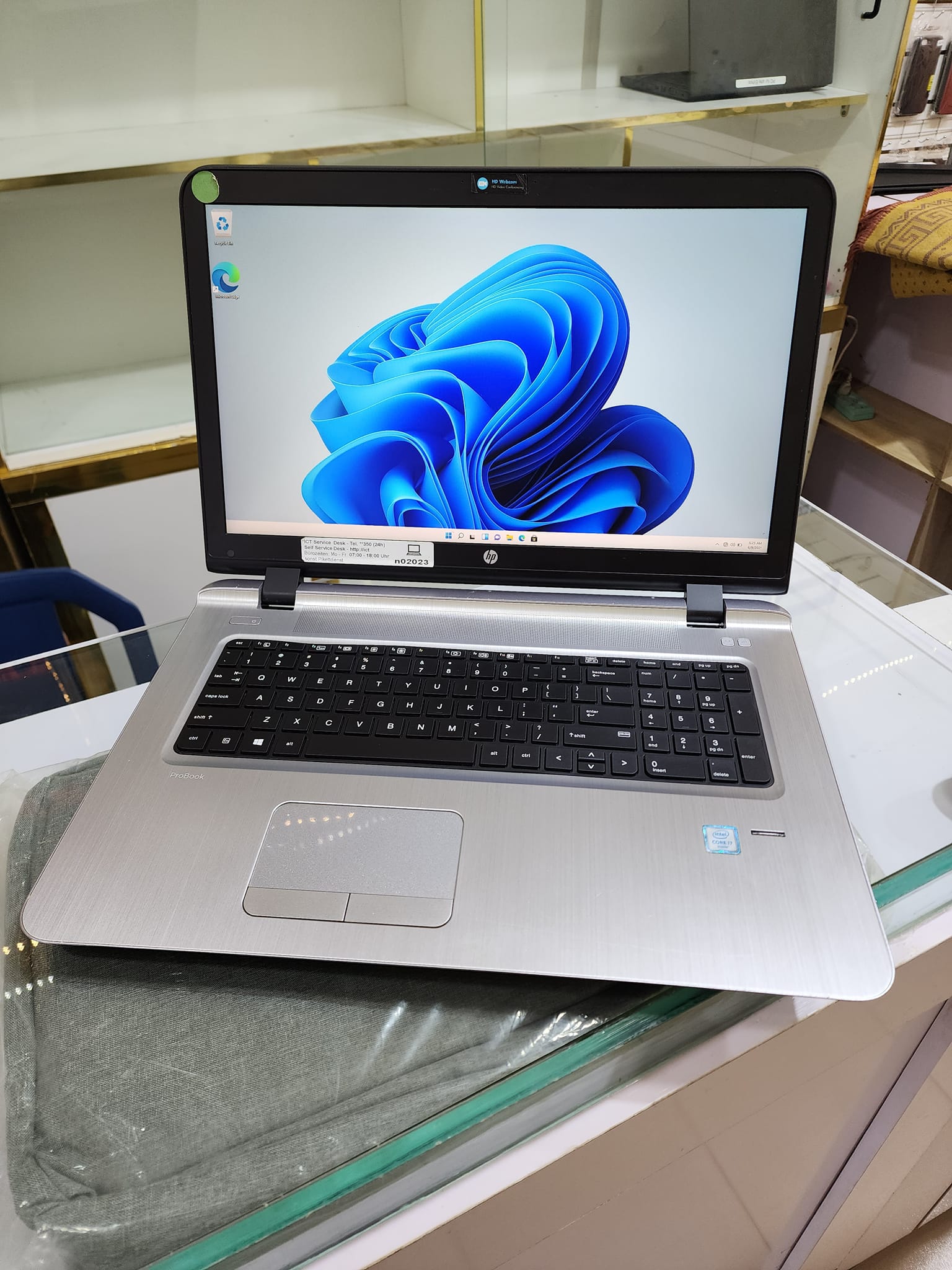 Hp probook. Intel core i3 8 Gen?? 256 SDD ??? 12 GB RAM 2 