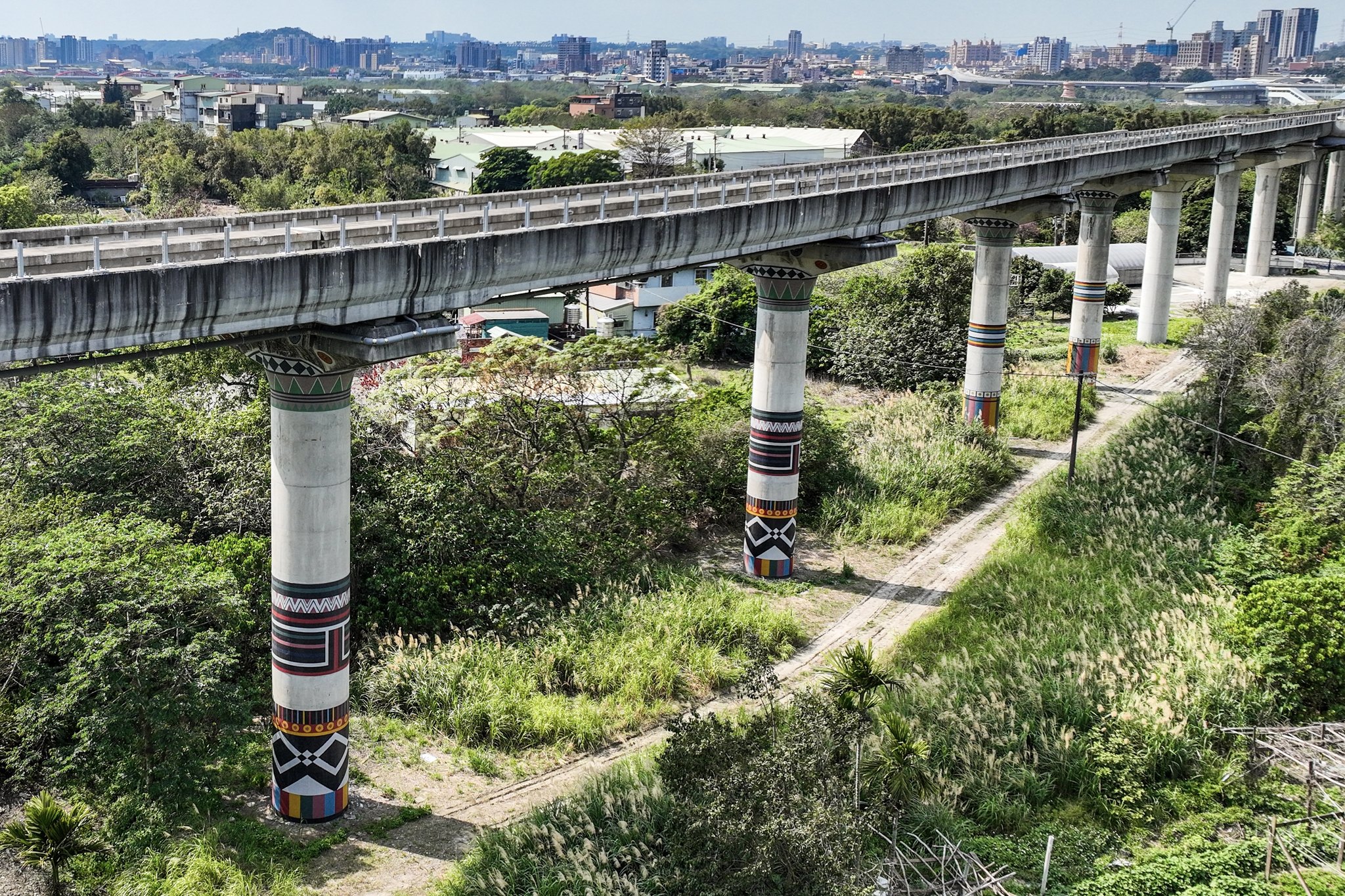 新北捷運局 - 全線高架段的捷運三鶯線，行經的路段矗立著墩柱 墩柱像腳踏實地的捷運人，也像生活在此的三鶯人...