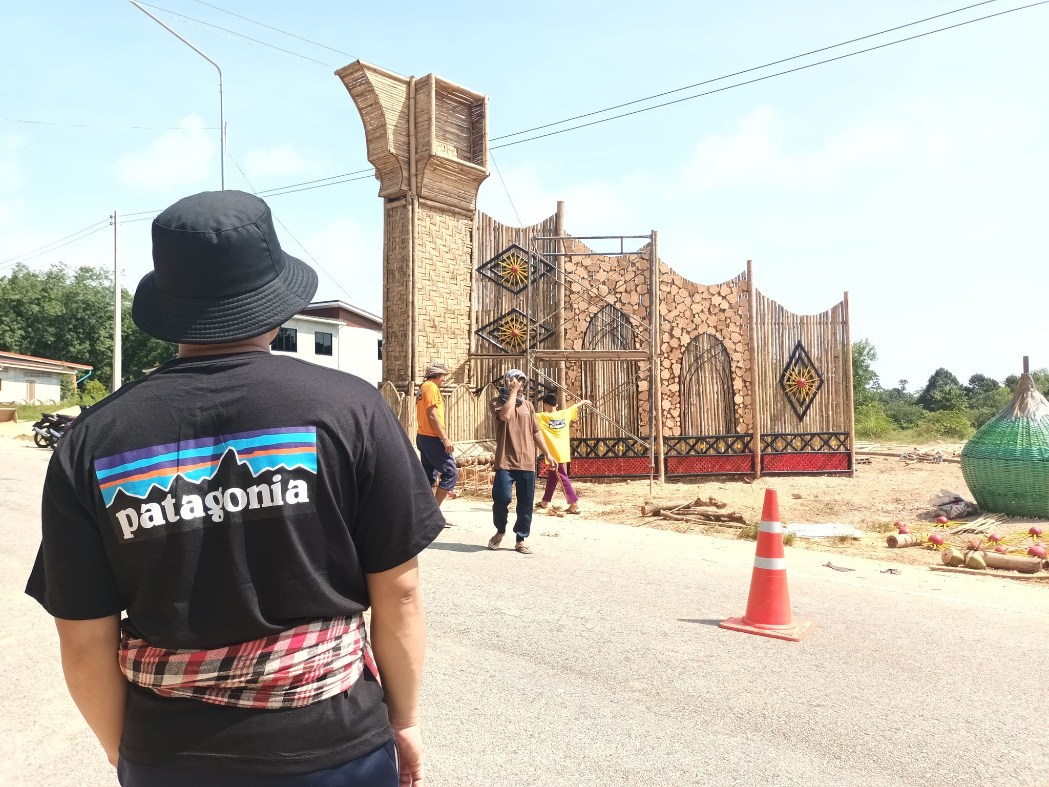 อัพเดทความคืบหน้าของประตูชัย บ้านลูโบ๊ะปันยัง 90% Pintu Gerban Kampung ...