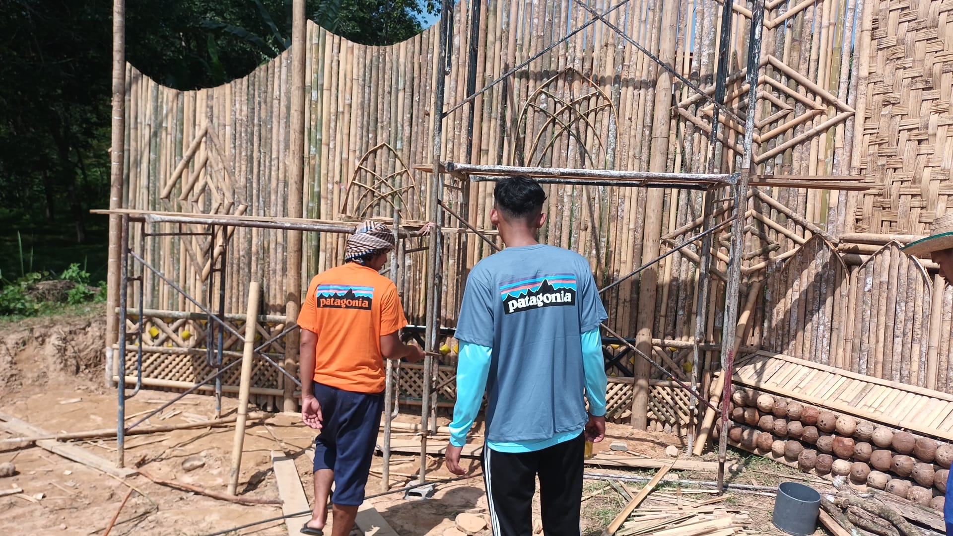 อัพเดทความคืบหน้าของประตูชัย บ้านลูโบ๊ะปันยัง 90% Pintu Gerban Kampung ...