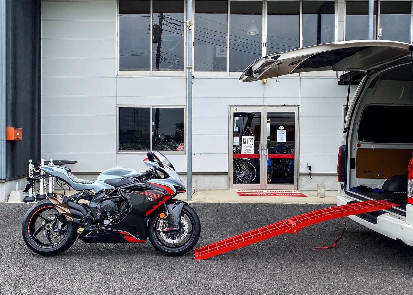キャラメルモータース - - MV AGUSTA F3-RR - 納車してしまえば 使われ方はさまざま...