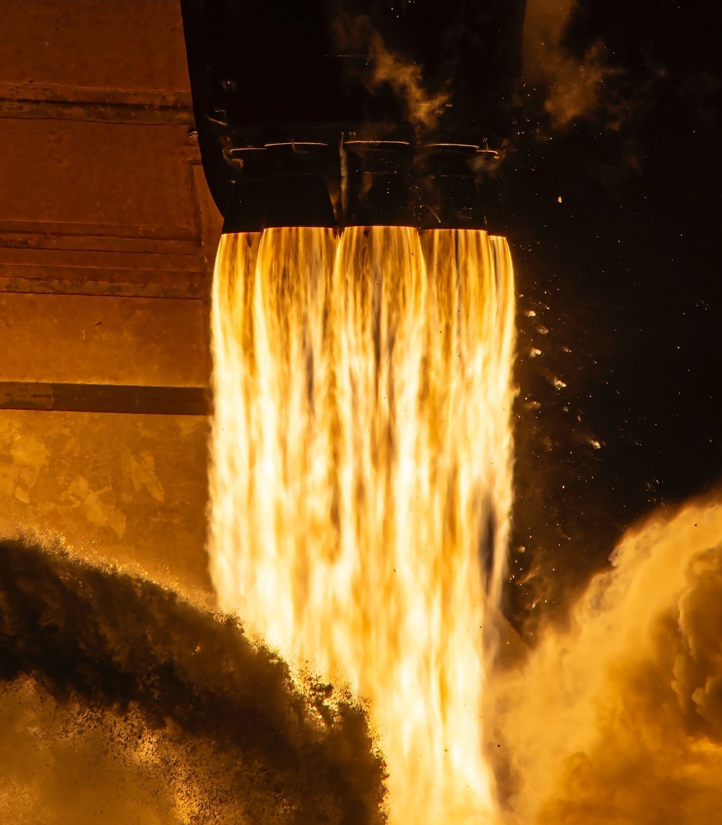 Space - Wow, check out the Merlin engines blasting that Falcon 9 and ...