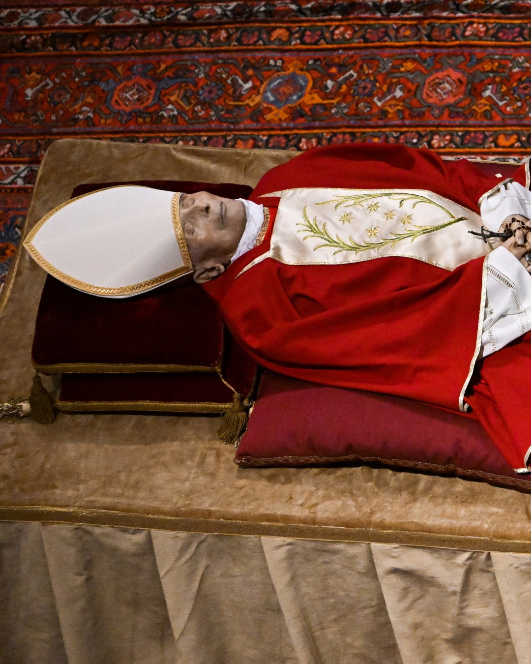 PhilSTAR - PAYING RESPECT TO POPE BENEDICT XVI Benedict's body, dressed ...