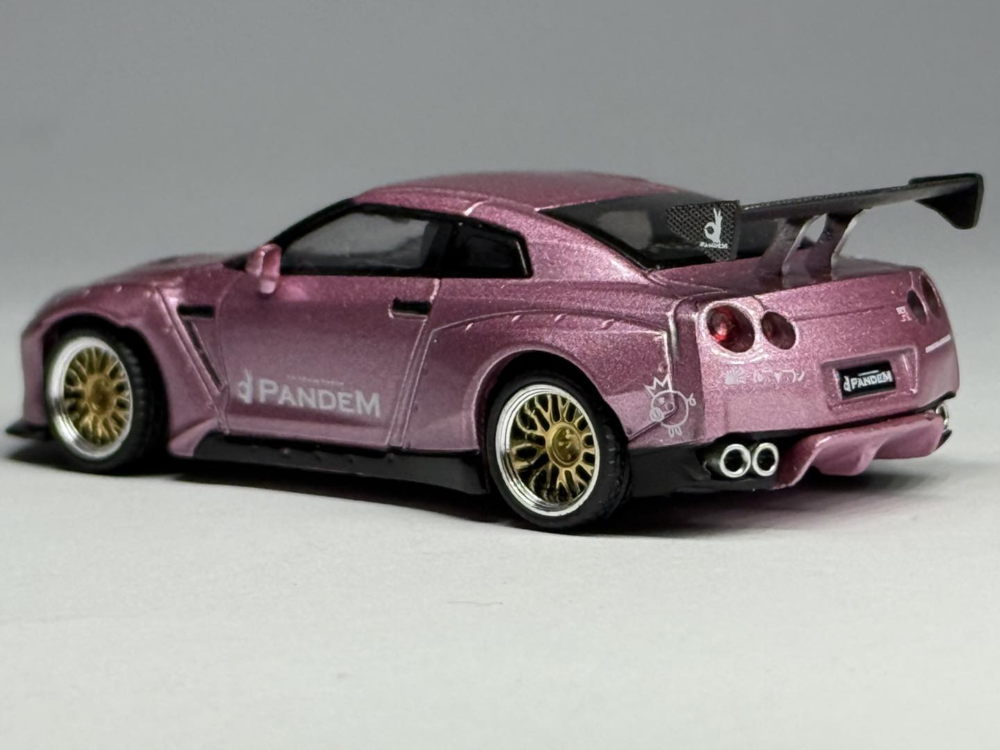 おもちゃ MINI GT Pandem Nissan GT-R Passion Pink