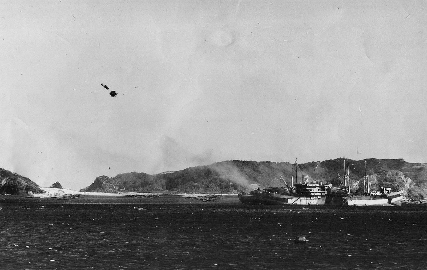 NavalHistoria - A remarkable photo that clearly shows a proximity fuse ...