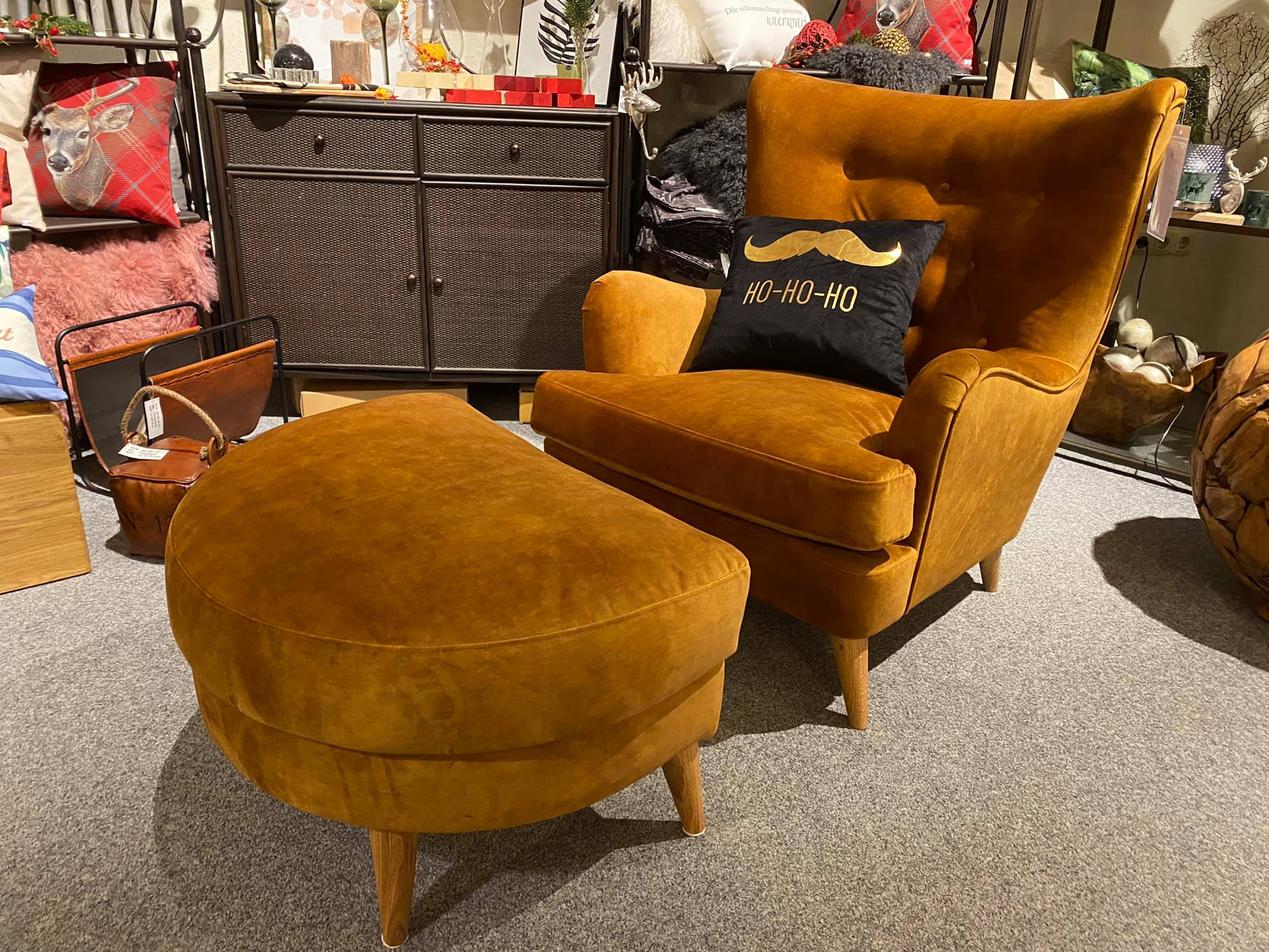 Ein großer Ohrensessel mit extra breiter Sitzfläche zum einkuscheln. Der Bezug samtig weich, strapazierfähig und in Gold ein echter Eyecatcher! #möbelcoldewey #MöbelzumVerlieben #liegewiese #polstermöbel #ohrensessel #gemütlicheszuhause #sessel #samt