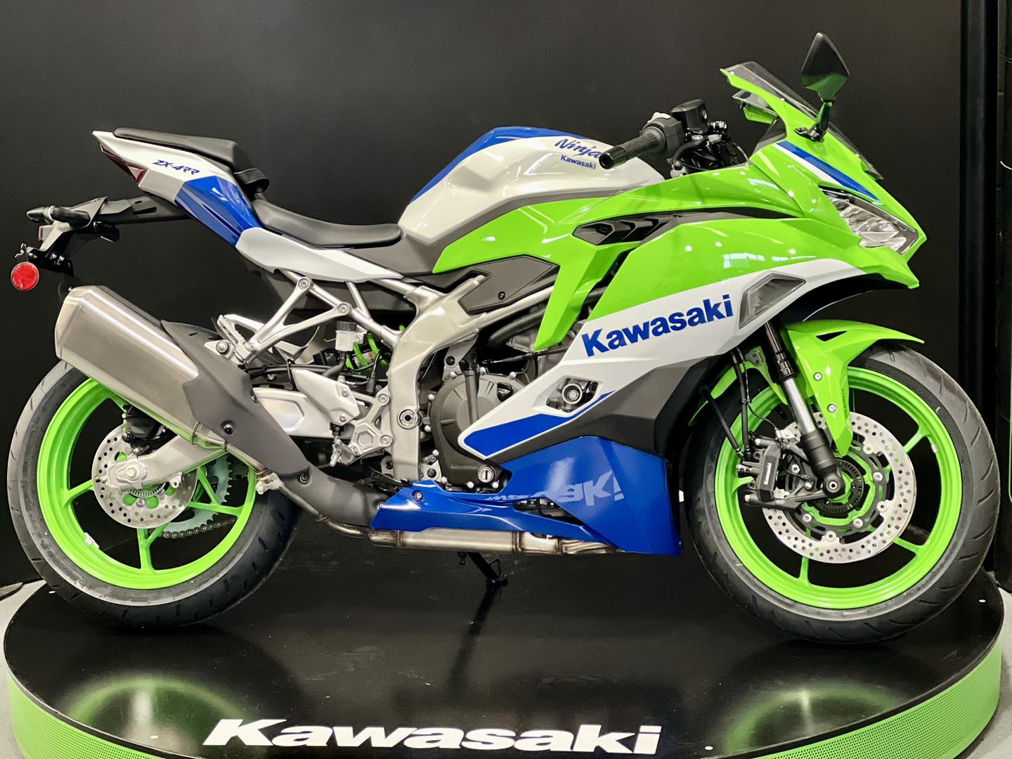 Kawasaki has revealed a special edition of the Ninja ZX-4RR, to