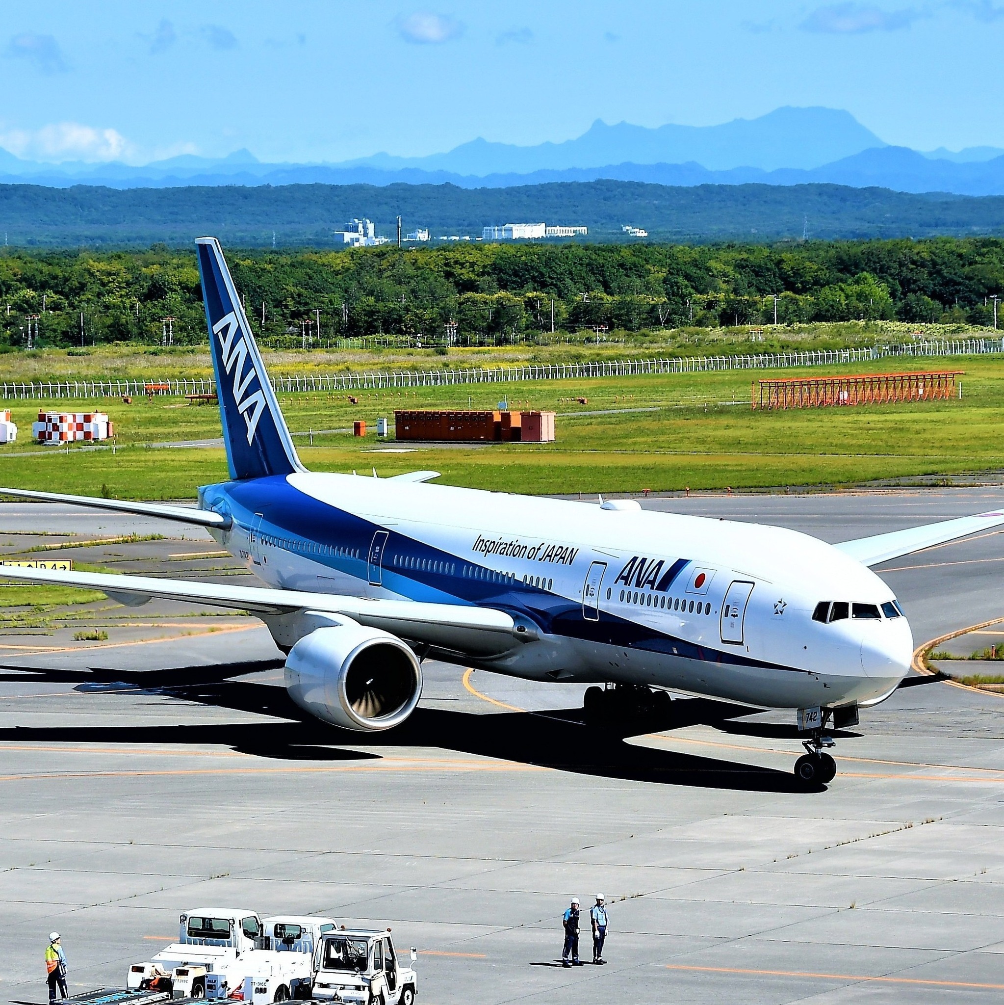 JA742A（登録記号）ANA・全日空 Boeing 777-200ER。札幌新千歳空港。